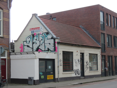 833309 Gezicht op de werkplaats van de voormalige fietsenmakerij 'Huijsen Tweewielers' (Draaiweg 7) te Utrecht, met op ...